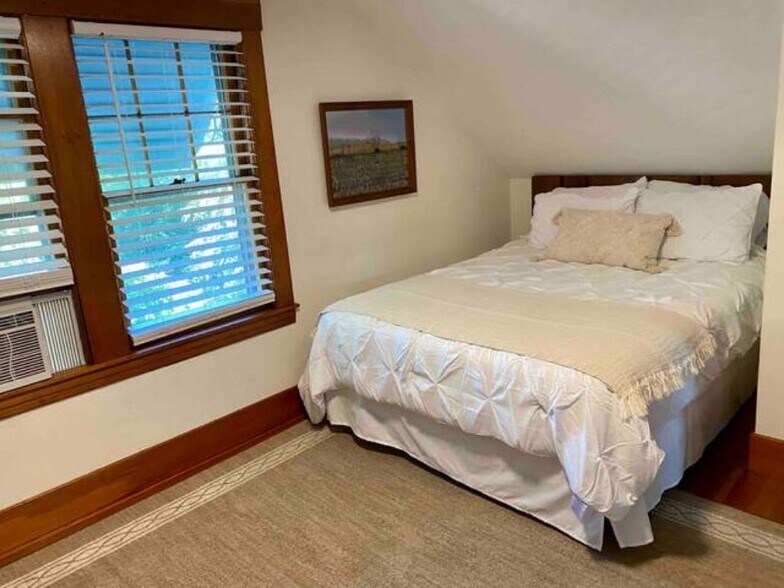 Building Photo - 319 Bridge St