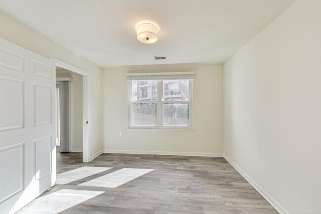 Building Photo - Beautiful - Ground Floor 3/2 condo in CROWN FARM