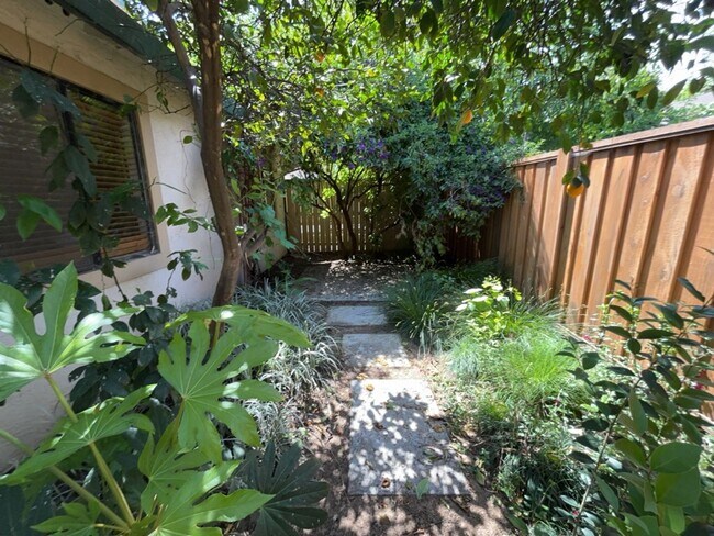 Building Photo - 3 bedroom North Davis townhome available f...