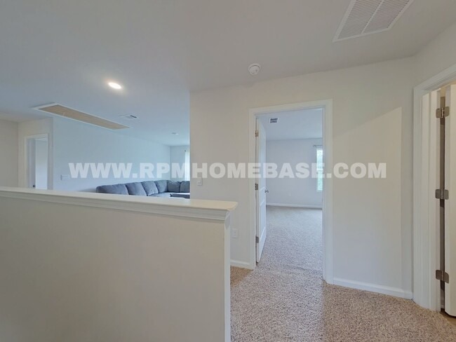 Building Photo - Spacious 5-Bedroom Home with Flexible Livi...