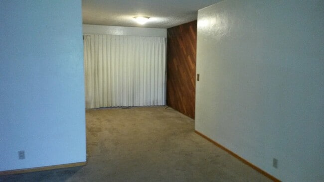 Building Photo - Cute Springfield Home With Large Fenced Ba...