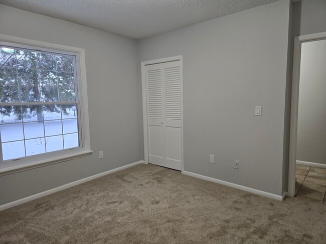 Building Photo - 5570 Shorewood Ln