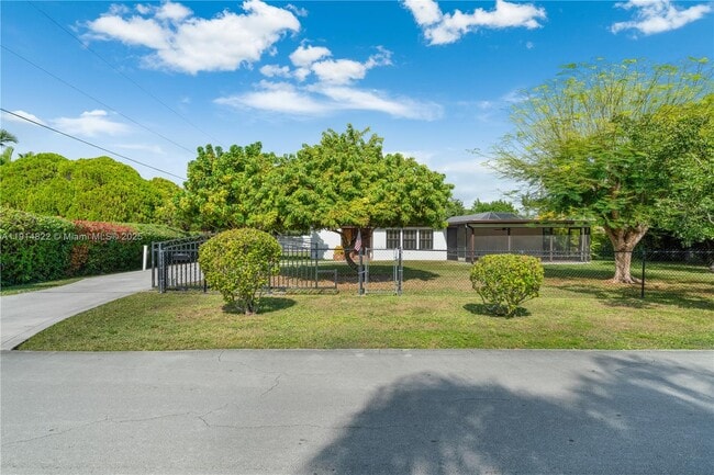 Primary Photo - 10621 SW 111th St