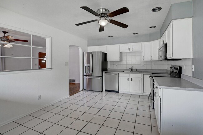 Building Photo - $2,595- 4 Bed, 2 Bath Home in Arvada with ...