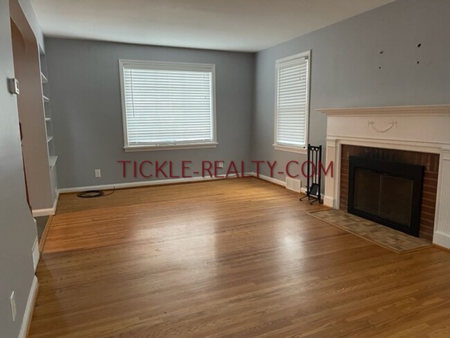 Building Photo - 3 Bedroom, 1 Bath, Central Air, Garage, Fu...