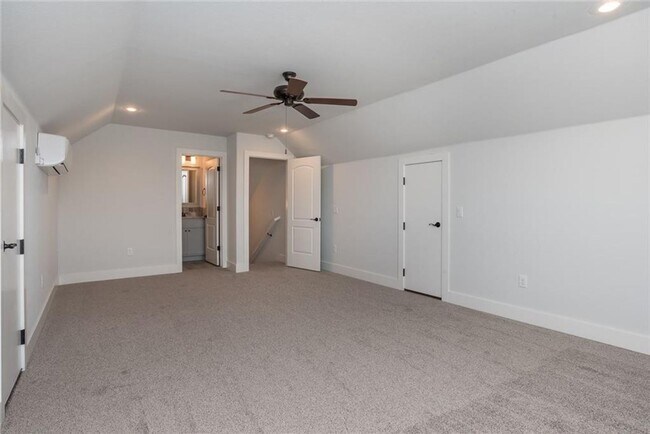 Building Photo - 4 Bed with LOFT!