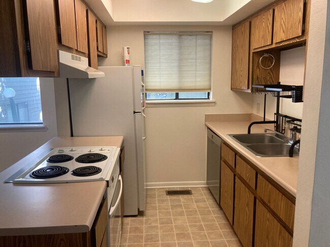 Building Photo - Charming 2 bed 2 bath condo near Fort Lewi...