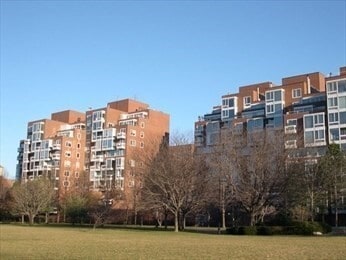 Building Photo - 975 Memorial Dr