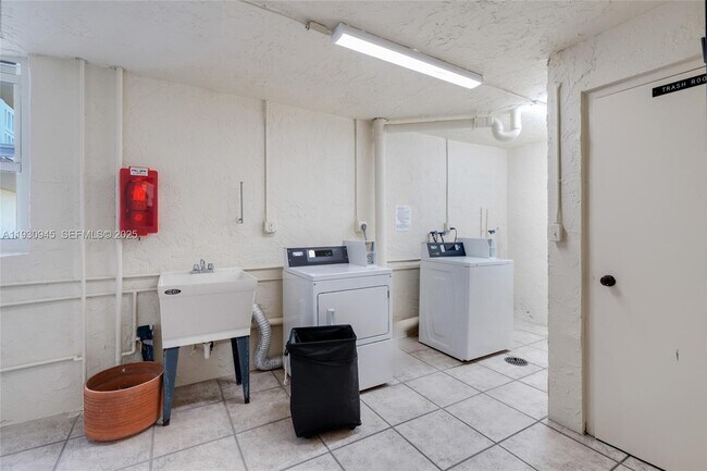 Building Photo - 321 SE 3rd St