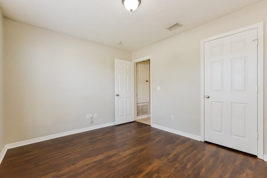 Building Photo - 2119 Dumas Dr