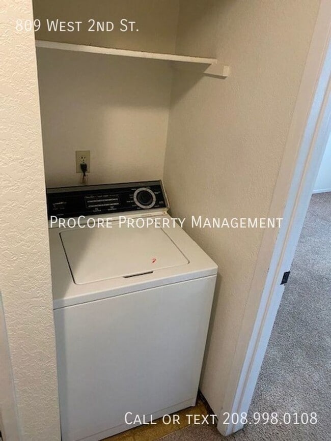 Building Photo - 2 Bed Modern Updates, 1.5 Baths, Semi-Fenced Covered Patio