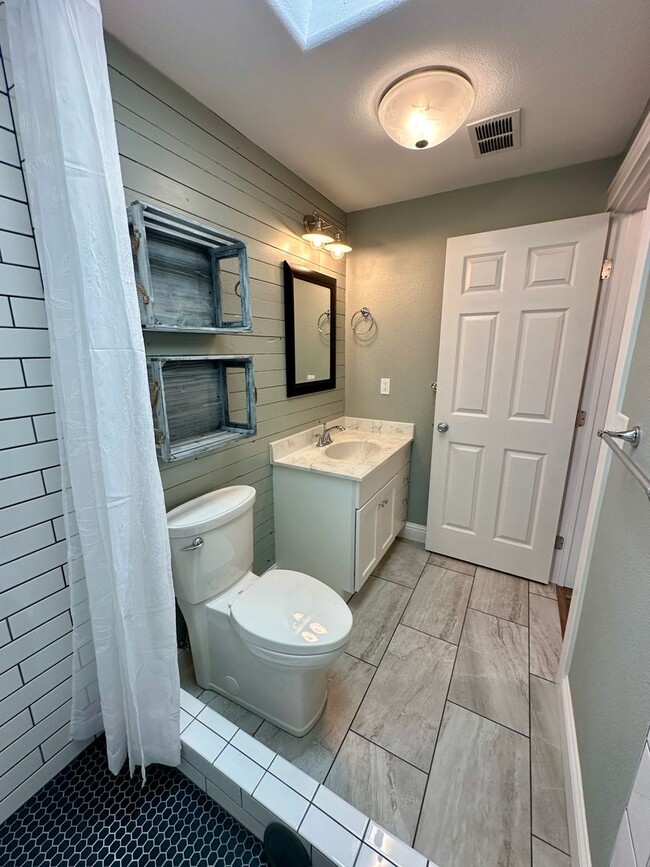Building Photo - Bright & Spacious 3 Bed / 2 Bath - Gorgeou...