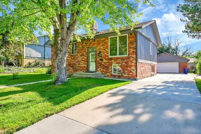 Building Photo - $2,795.00  - 4 Beds, 2 Baths, Single Famil...