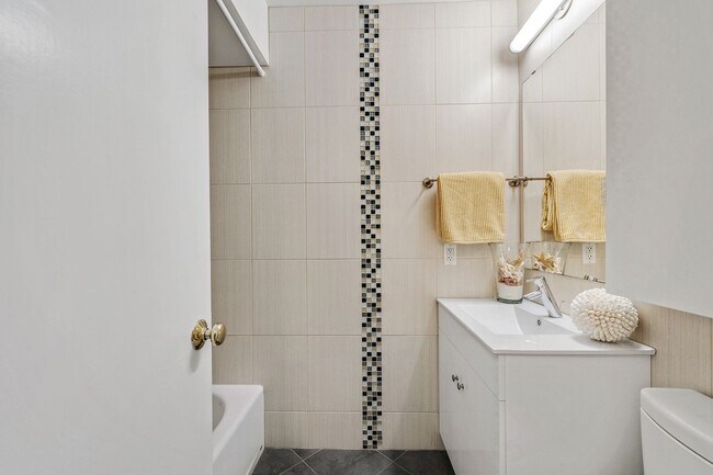 Building Photo - Bright and modern one bedroom one bathroom...