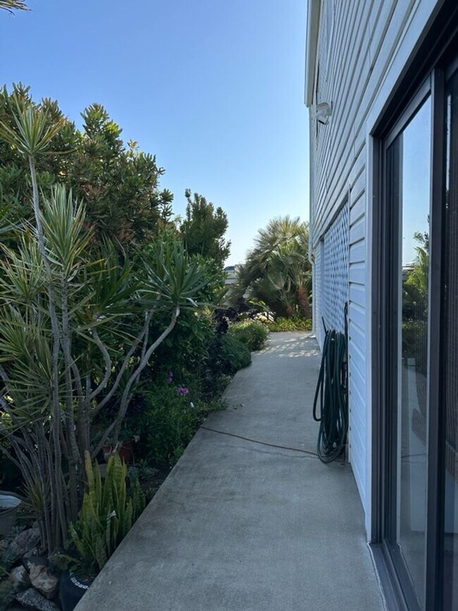 Cute Oceanside Studio with utilities inclu... 501 San Luis Rey Dr