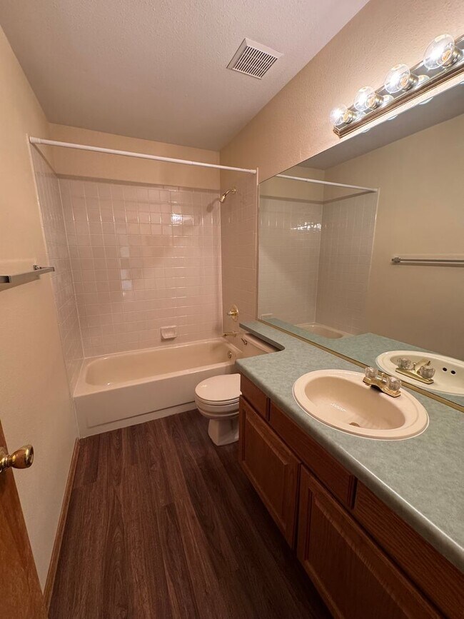 Building Photo - Charming 5 Bed 3 Bath House - MOVE IN SPECIAL - 1/2 Off First Months rent