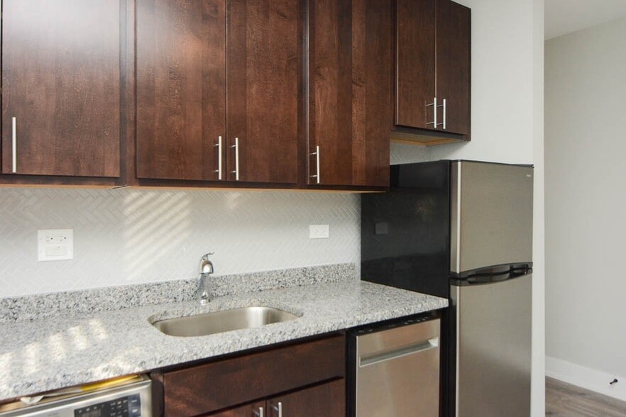 Building Photo - 533 W Belden Ave