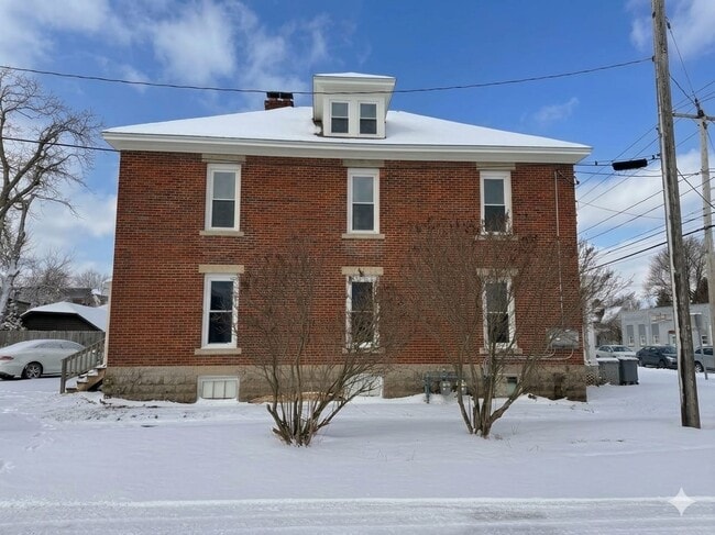 Building Photo - 901 W Main St