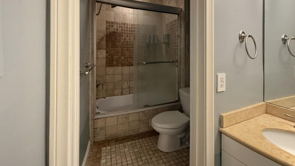 Building Photo - 1154 S Barrington Ave