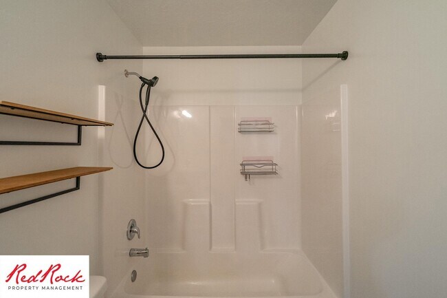 Building Photo - Move In Special - $500 Off First Months Re...