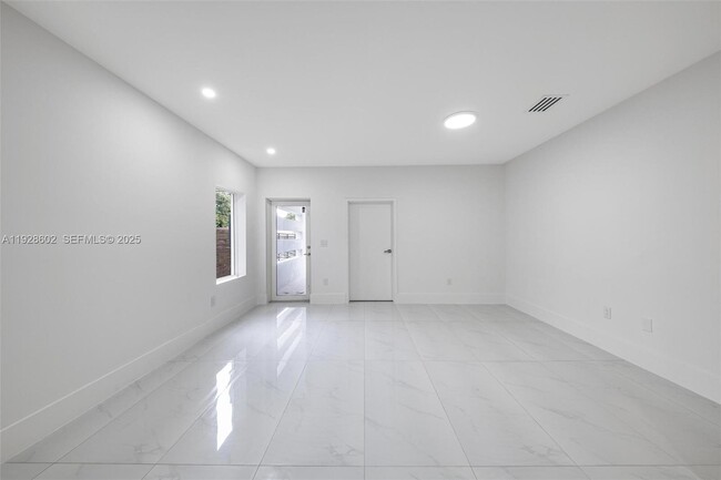 Building Photo - 3142 Carter St