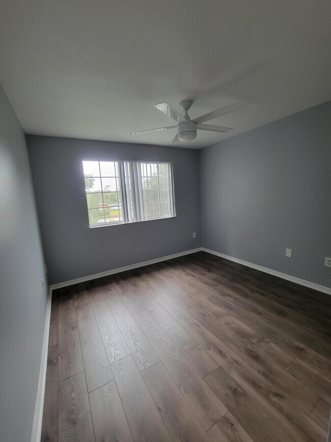 Building Photo - 1400 Crestwood Ct S