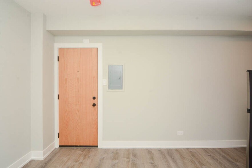 Building Photo - 510 W Belmont Ave