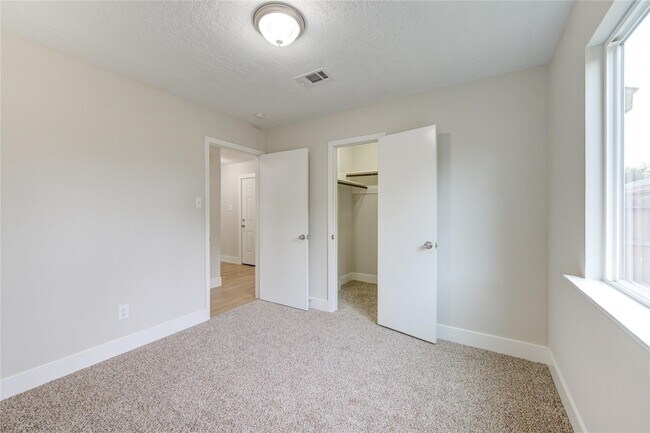 Building Photo - 328 Meadow Wood Ct