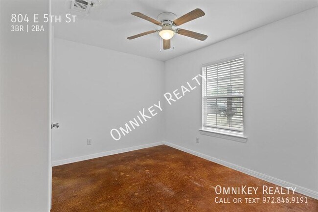 Building Photo - 804 E 5th St