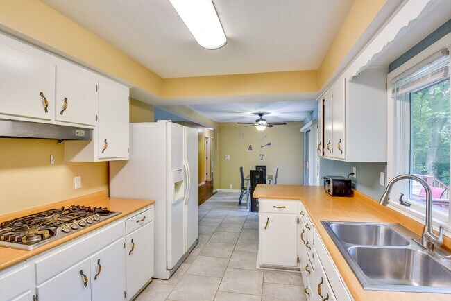 Building Photo - 4152 Sawyer Rd