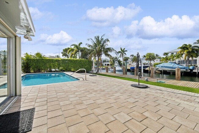 Building Photo - 2433 NE 24th St