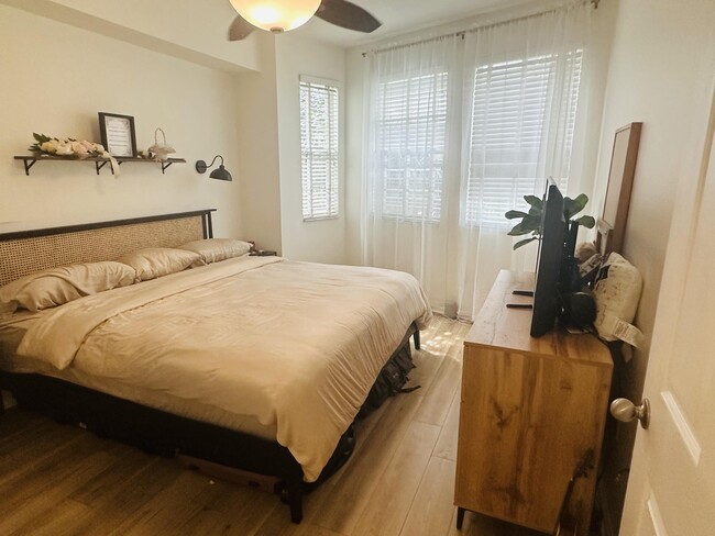 Building Photo - 533 NE 3rd Ave