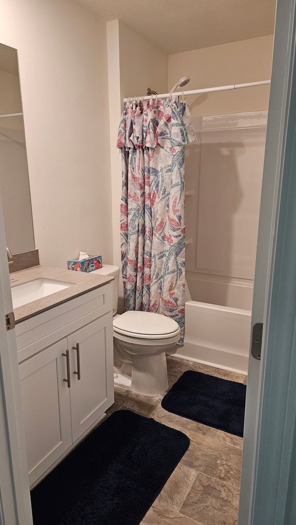 Building Photo - 2 Bedroom 1.5 Bath Townhome located in Jon...