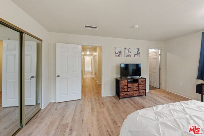 Building Photo - 5912 S Flower St