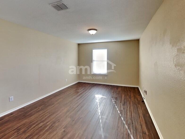 Building Photo - 523 Cormorant