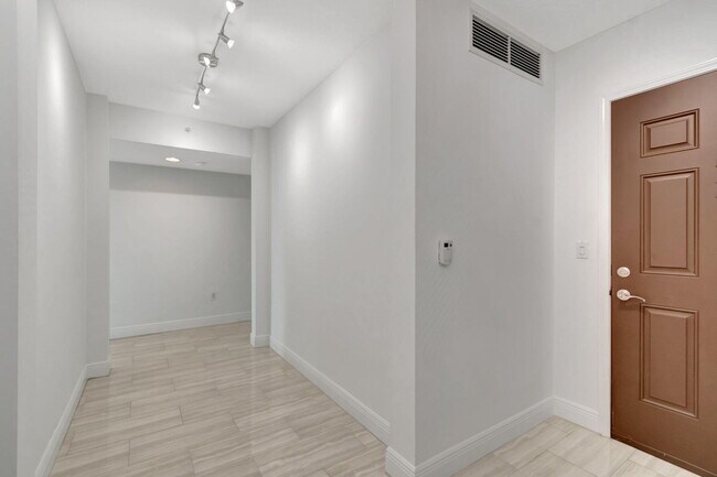 Building Photo - 610 Clematis St
