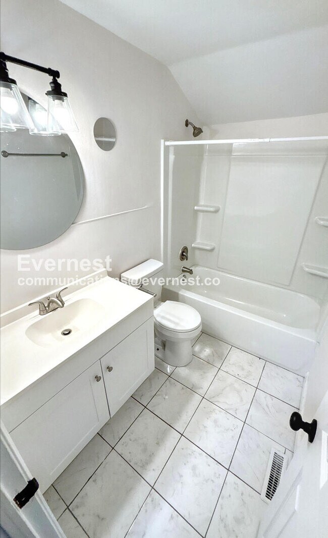Building Photo - Cozy Charm with Modern Comforts / 3 Bed & 1 Bath / Section 8 Accepted / Available Now!