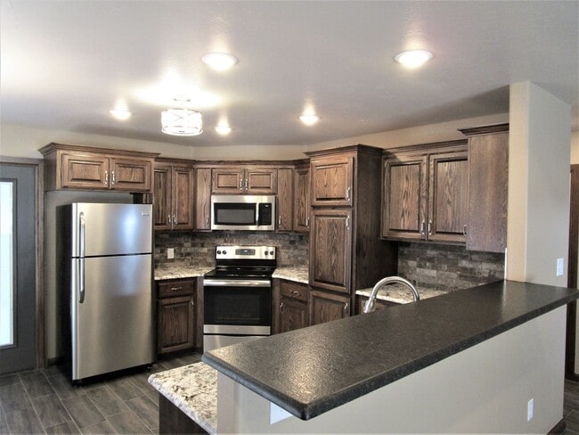 Building Photo - Like New!  3 bedroom 2 bath 2 car garage!