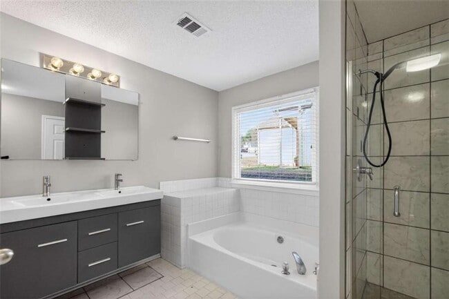 Building Photo - 7700 Lakeshore Ct