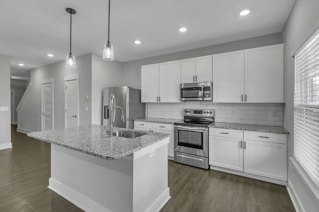 Building Photo - Charming 3-Bed, 2.5-Bath Townhouse Gem in ...