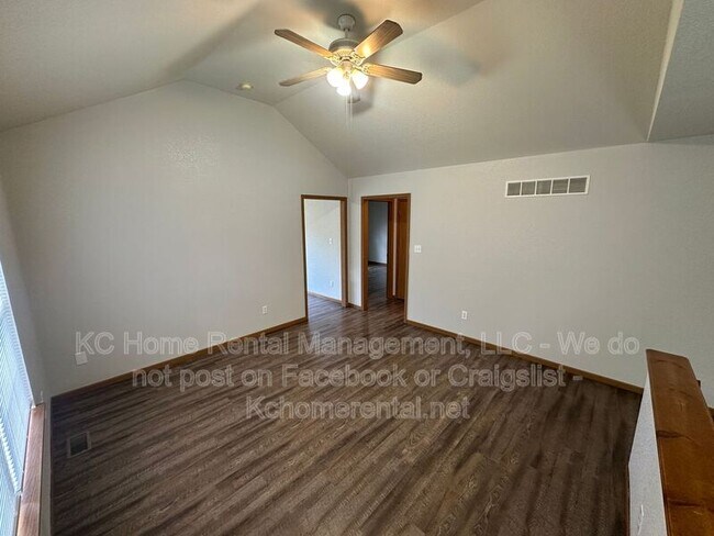 Building Photo - 709 SE Drew Ct