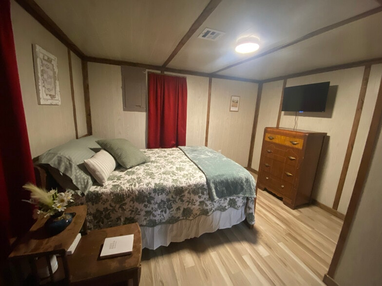 Building Photo - 6144 Madison 6351