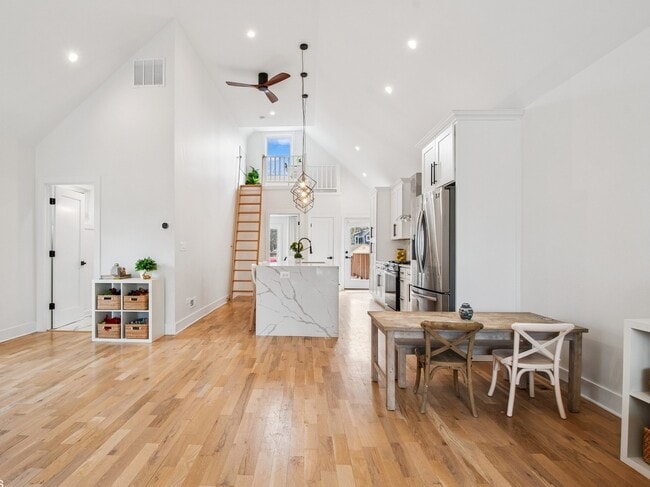 Building Photo - 1025 Dewey Ave