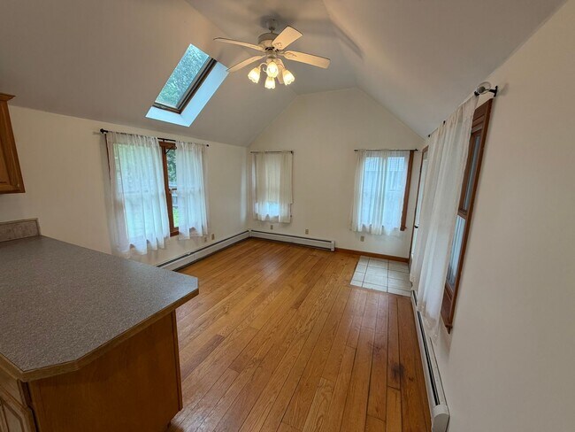 Building Photo - Beautiful 4 Bed / 2 Bath, Single Family Home. Close to Downtown Northampton!