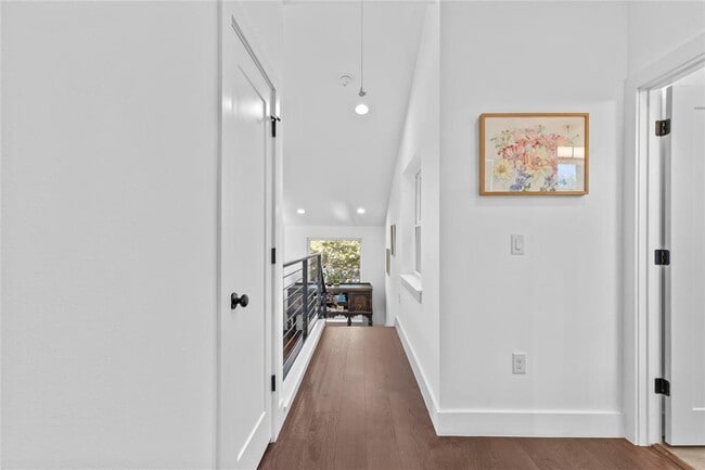Building Photo - 2115 Uphill Ln