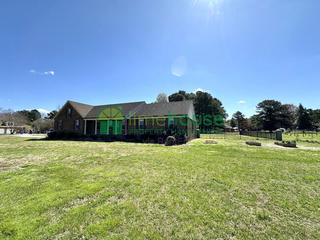 Building Photo - 700 Middle Rdg Dr