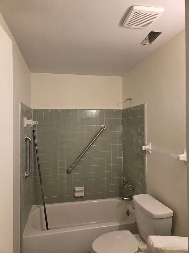 Building Photo - 3/2 in Claremont Subdivision