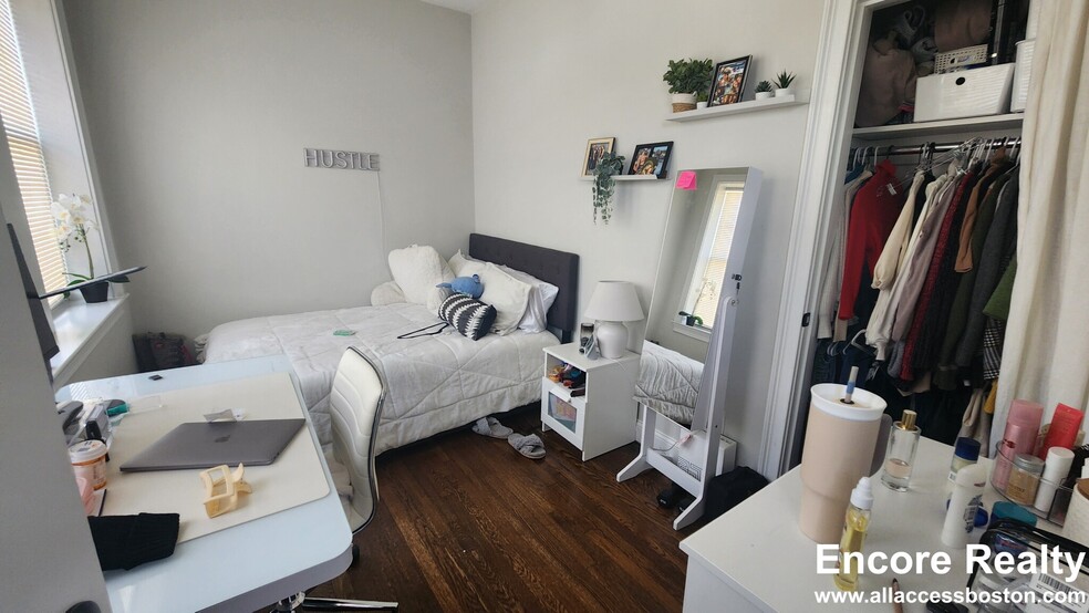 Building Photo - 105 Strathmore Rd