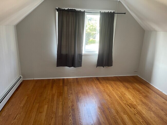 Second floor room 4 - 65 Washington Rd