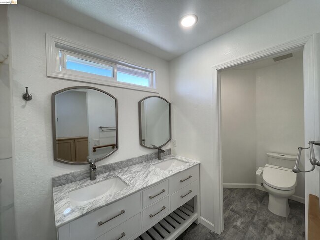 Building Photo - 70 Seabreeze Dr